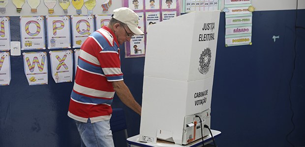 Eleitor votando na cabine de votação. Foto: Antonio Augusto/Secom/TSE