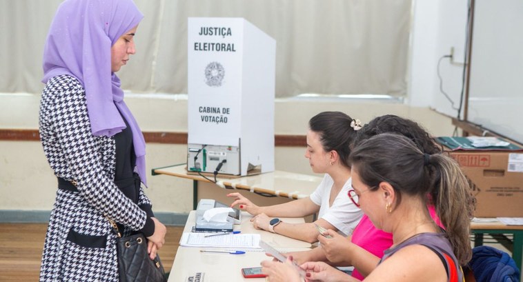 Mulher vota nas Eleições Municipais de 2024 em Florianópolis Foto Luciano Nunes TRE-SC